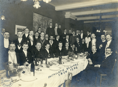 833126 Groepsportret van de deelnemers aan het installatie-souper voor nieuwe leden van de Utrechtse ...